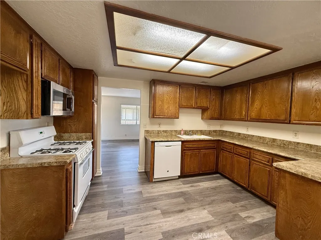 596 N Valencia Place 8, Covina, California 91723 home-pic-2